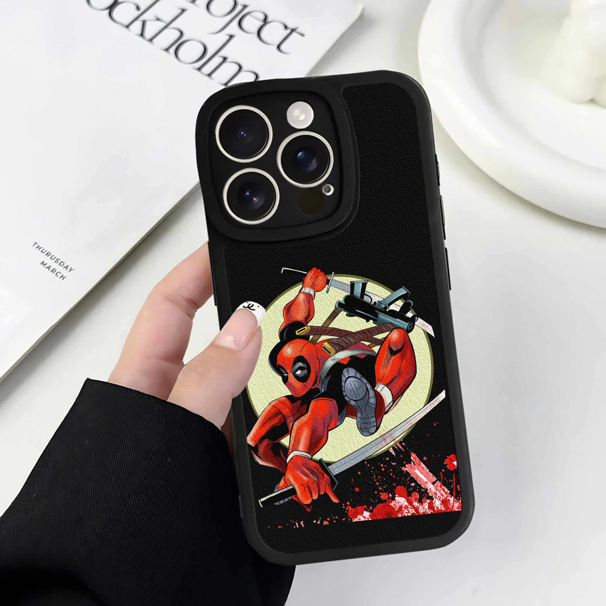 （画像用） Deadpool デッドプール 【iPhone 16シリーズ対応】シリコンスマホケース（レザー調） 材質：シリコン